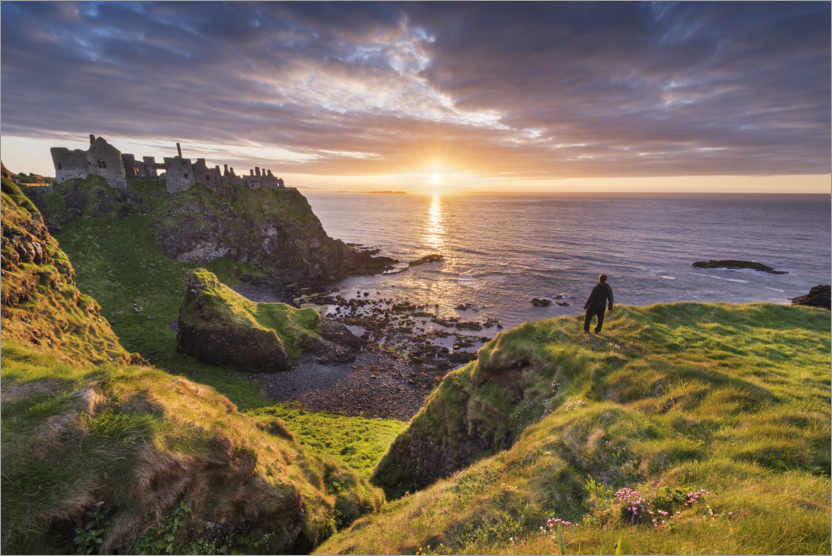 Plakat Wanderer looks out over Ireland's coast