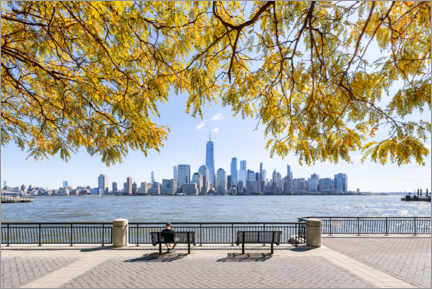 Obraz na PCV  Fall foliage on the Hudson River with a view of the Manhattan skyline - Jan Christopher Becke